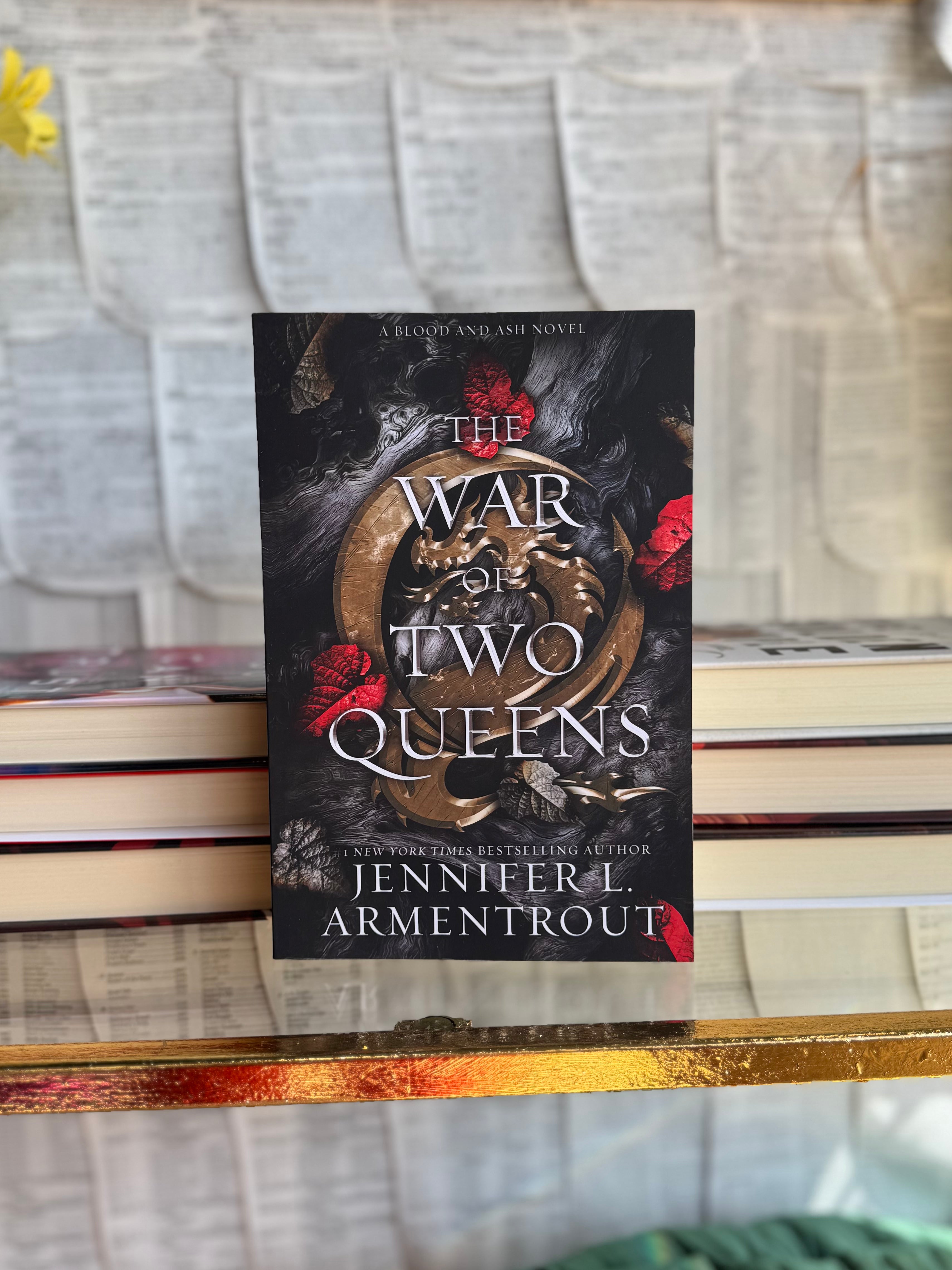 The War of Two Queens by Jennifer L. Armentrout (Blood and Ash Book 4)